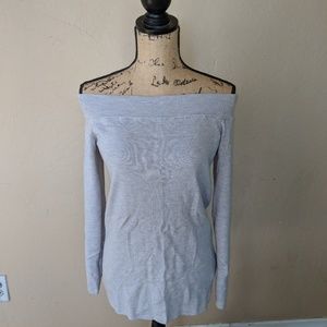 Sweater of the shoulder